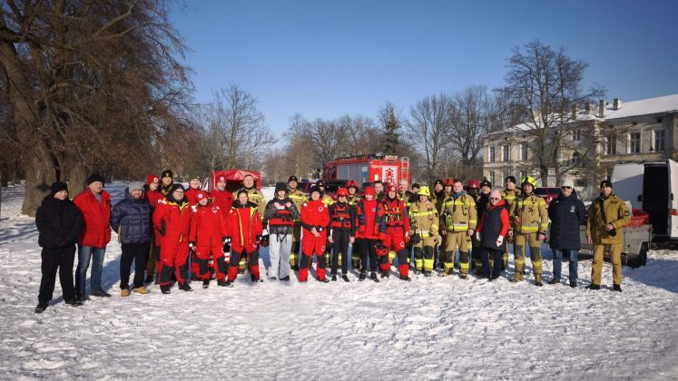 Bezpieczne ferie zimowe w Piasecznie! Ćwiczenia służb nad stawem przy parku w Piasecznie