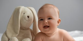 niemowlę z maskotką