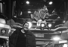 kobieta na tle wozu strażackiego