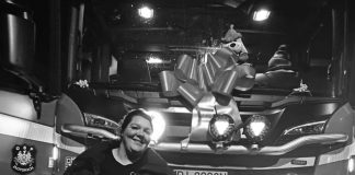 kobieta na tle wozu strażackiego