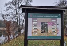 zniszczona tablica informacyjna