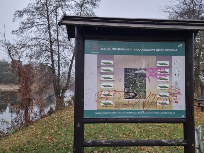 zniszczona tablica informacyjna