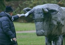 Józef Wilkoń przy turze w parku miejskim w Piasecznie. Screen z filmu Zwierzęta Wilkonia.