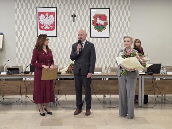 wręczenie kwiat&oacute;w i dyrektor przy mikrofonie