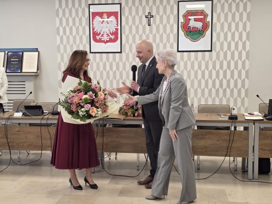 wręczenie kwiat&oacute;w i dyrektor przy mikrofonie