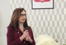 Podziękowania za opiekę nad zabytkami dyrektor przy mikrofonie