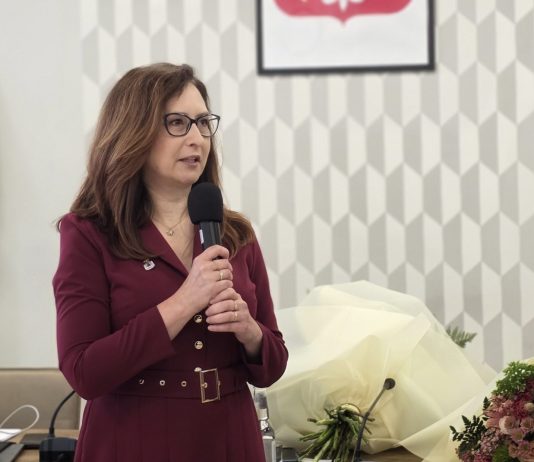 dyrektor przy mikrofonie