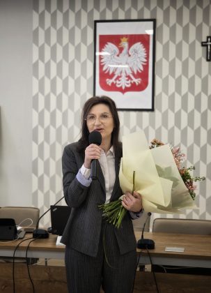 powitanie, wręczenie kwiat&oacute;w, dyrektor przy mikrofonie