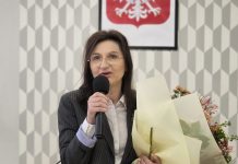 Nowa dyrektor MCM w Piasecznie powitanie, wręczenie kwiatów, dyrektor przy mikrofonie