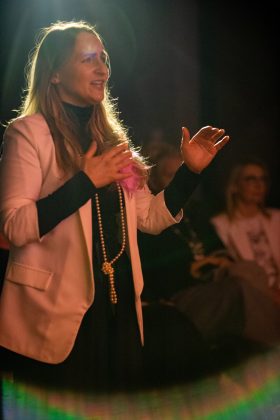 prowadząca ch&oacute;r