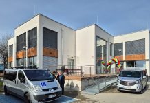 budynek i dwa samochody typu van