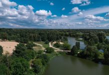 Górki Szymona pod szczególną ochroną stawy, drzewa i wydma z drona