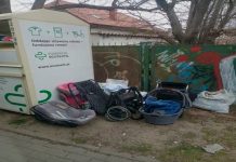 śmieci pozostawione obok kontenera na odzież