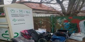 śmieci pozostawione obok kontenera na odzież
