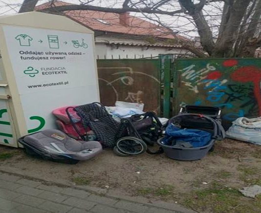 śmieci pozostawione obok kontenera na odzież
