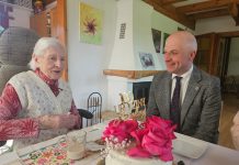 starsza kobieta i mężczyzna, na stole tort