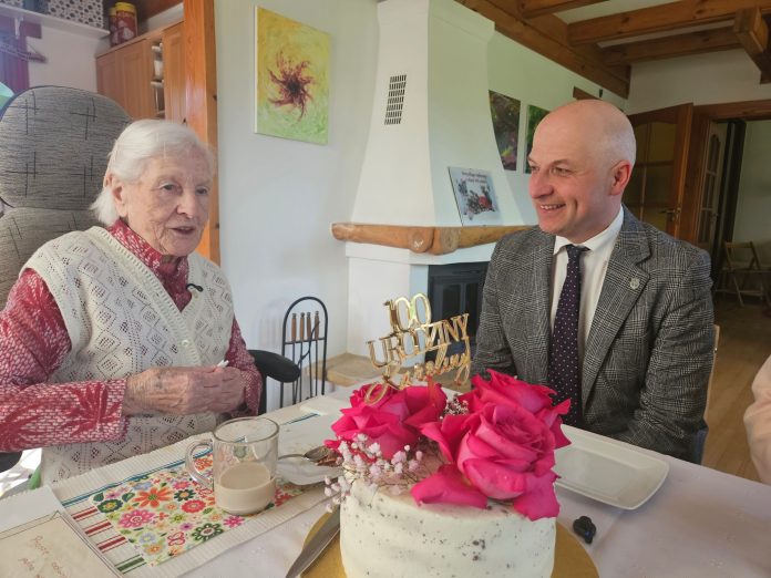 starsza kobieta i mężczyzna, na stole tort