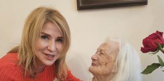 seniorka w uścisku z kobietą w średnim wieku