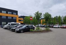 Łatwiej zaparkujemy przy szkole i bibliotece parking i samochody