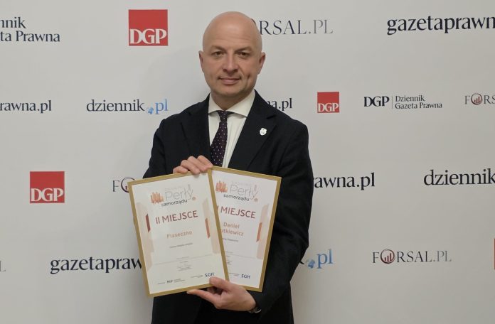 perly samorzadu 2026 mężczyzna trzyma dwa dyplomy