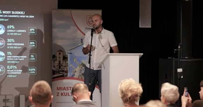 Czy zabraknie nam wody? Dr Szklarek na debacie o wodzie w Piasecznie: Zmiana klimatu to rekin, a problemy z wodą to jego zęby
