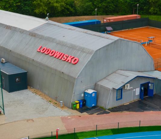 Hala lodowiska na Stadionie Miejskim w Piasecznie