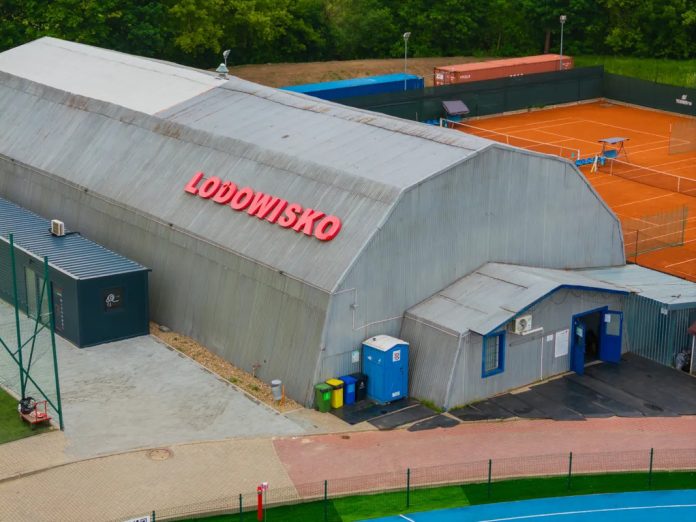 Hala lodowiska na Stadionie Miejskim w Piasecznie