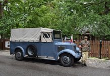 Rocznica wybuchu Powstania Warszawskiego w Domu „Zośki” zabytkowy samochód i mężczyzna w stroju powstańca