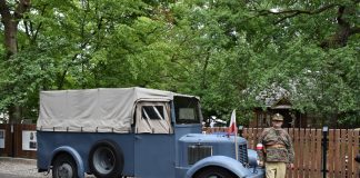 zabytkowy samochód i mężczyzna w stroju powstańca