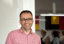 mężczyzna w okularach i bukiet kwiatów
