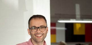 mężczyzna w okularach i bukiet kwiatów