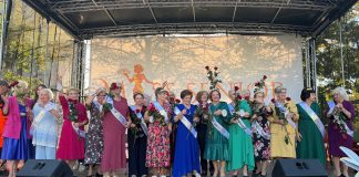 duża grupa kobiet na scenie