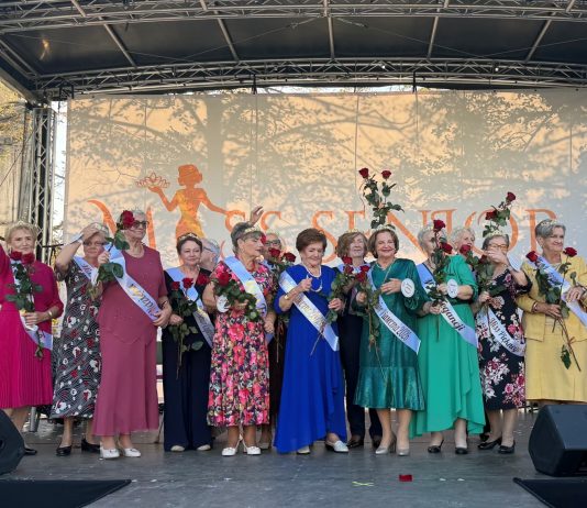 duża grupa kobiet na scenie