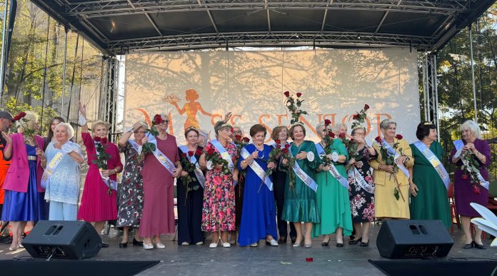 Miss Senior 2026 duża grupa kobiet na scenie