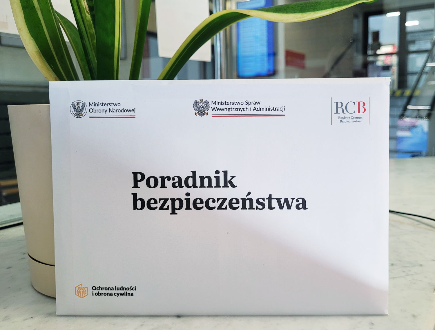 Odbierz bezpłatny papierowy Poradnik Bezpieczeństwa w urzędzie