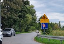 Przebudowa ulicy Rybnej w Woli Gołkowskiej droga ze znakami i samochodami