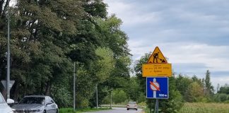 droga ze znakami i samochodami