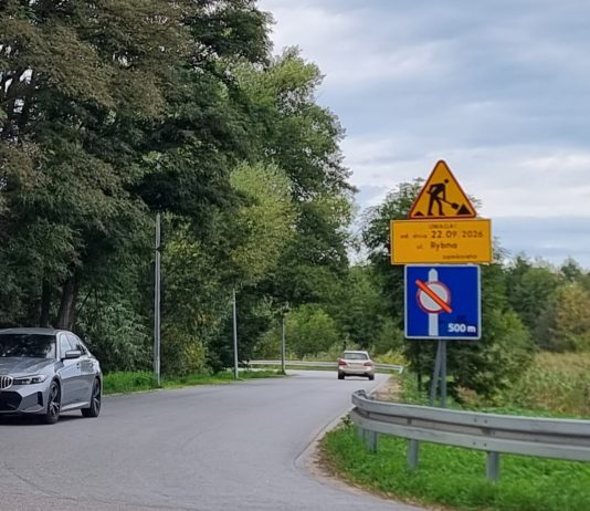 droga ze znakami i samochodami