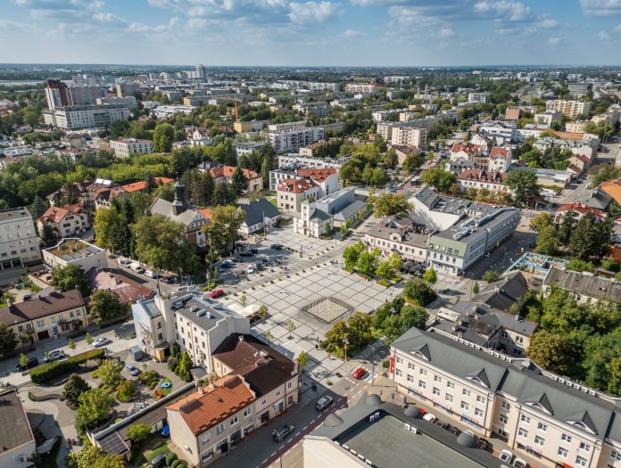 Piaseczno rynek z drona Piaseczno, rynek miasto z drona