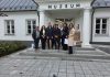 Neuilly-sur-Marne chce nawiązać współpracę z Piasecznem grupa osób przed muzeum, na pierwszym planie gołąb