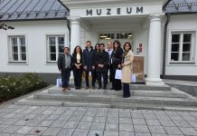 Neuilly-sur-Marne chce nawiązać współpracę z Piasecznem grupa osób przed muzeum, na pierwszym planie gołąb
