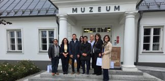Neuilly-sur-Marne chce nawiązać współpracę z Piasecznem grupa osób przed muzeum, na pierwszym planie gołąb