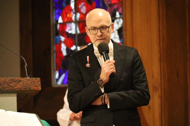 mężczyzna z mikrofonem