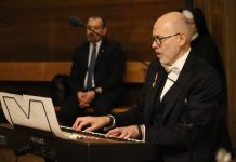 Jacek Solecki uhonorowany odznaką Zasłużony dla Kultury Polskiej mężczyzna gra na organach