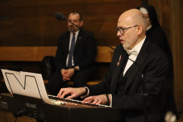 mężczyzna gra na organach