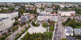 Zmiany w kierownictwie Urzędu Miasta i Gminy w Piasecznie Skwer Kisiela z drona