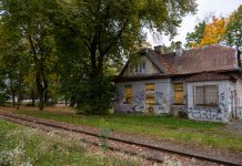 Gmina kupi zabytkową stacyjkę w Gołkowie zniszczony budynek