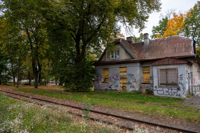 stacyjka Gołków zniszczony budynek
